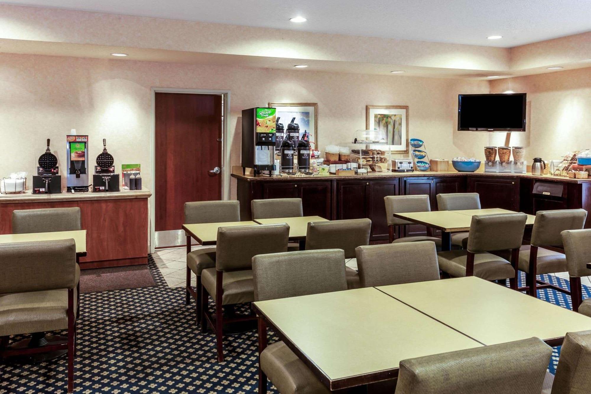 Отель La Quinta By Wyndham Milwaukee Sw New Berlin Экстерьер фото