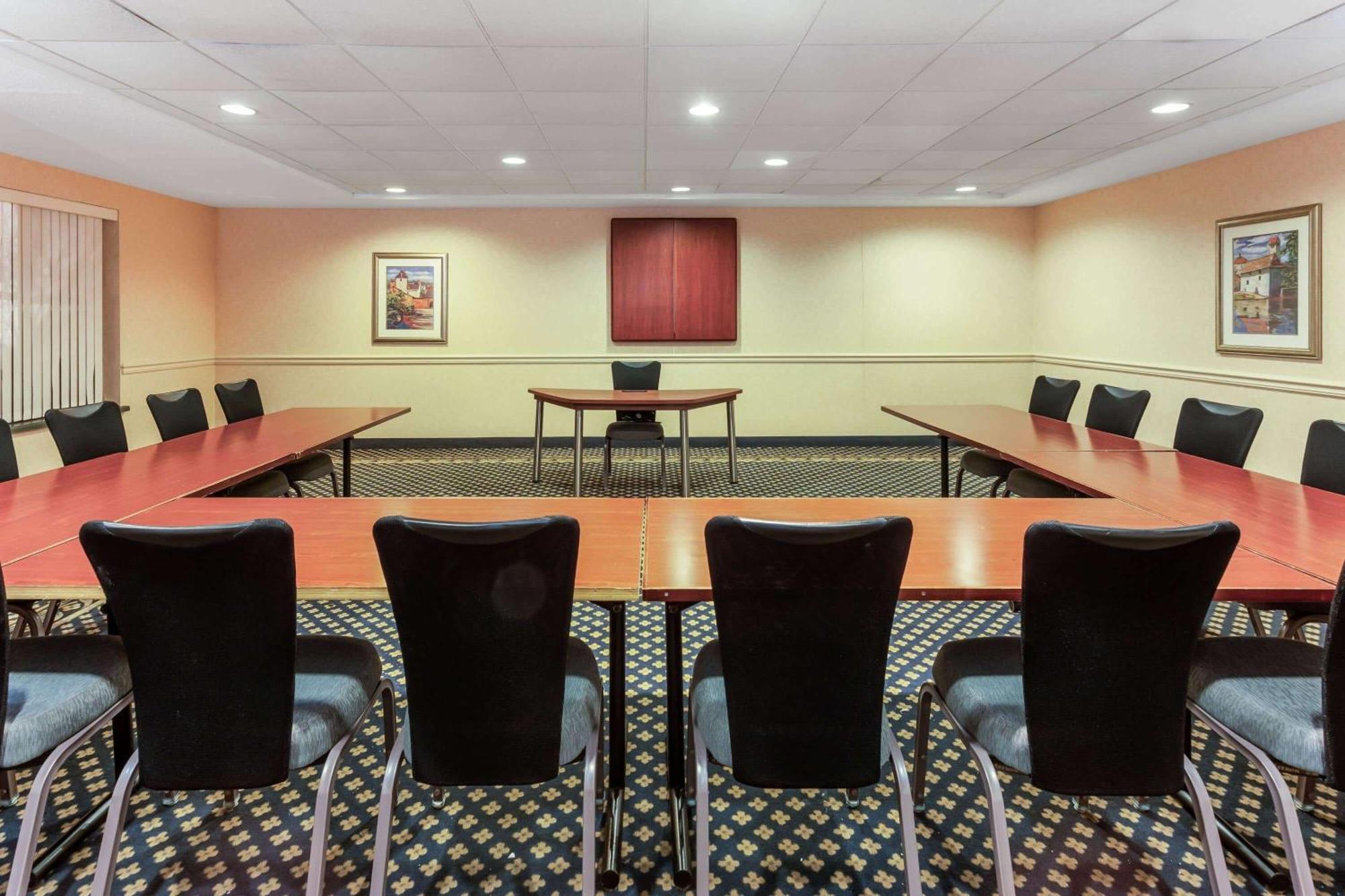 Отель La Quinta By Wyndham Milwaukee Sw New Berlin Экстерьер фото