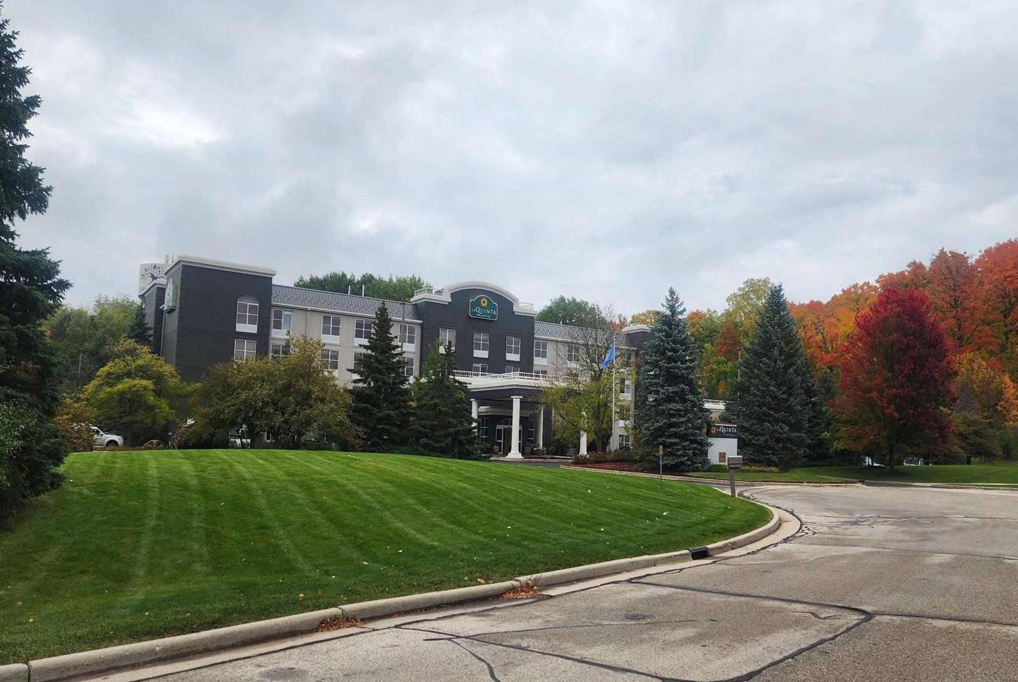 Отель La Quinta By Wyndham Milwaukee Sw New Berlin Экстерьер фото