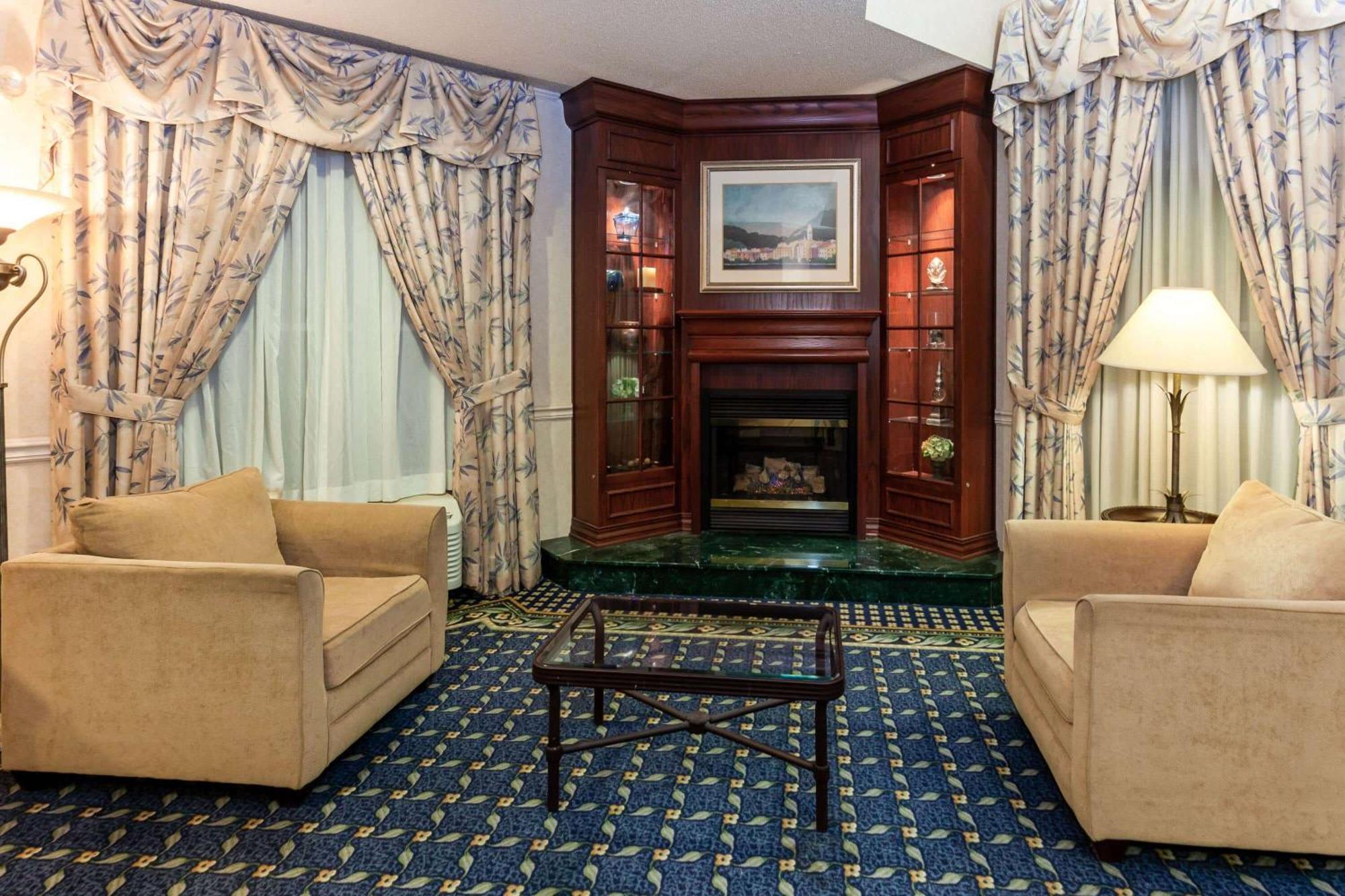 Отель La Quinta By Wyndham Milwaukee Sw New Berlin Экстерьер фото